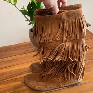Minnetonka fringe moccasin boots size 8